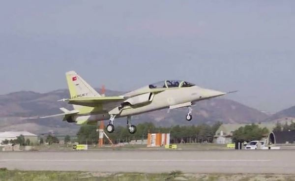 Учебно-тренировочный самолет TAI Hürjet поднялся в воздух
