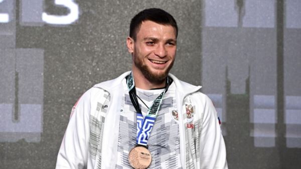 «За два года хочу добраться до титула чемпиона мира»: Хатаев о карьере в профессионалах, бронзе ЧМ и женщинах-судьях